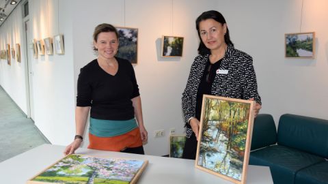 Malerin Simone Butz (l.) und die Vorsitzende des Vorstandes des Hauses, Andrea Binkowski, 